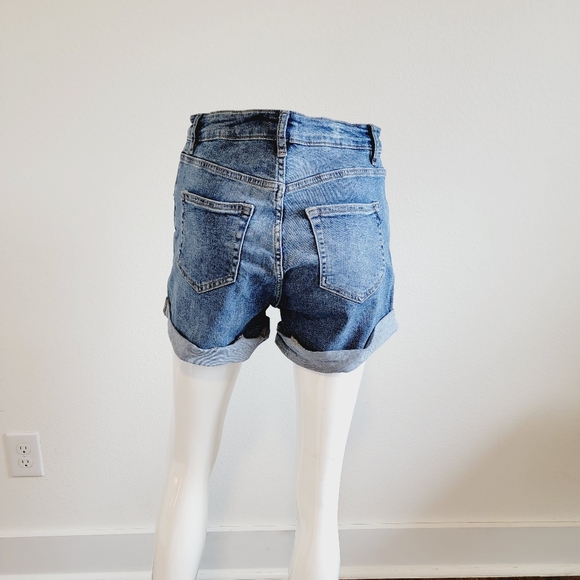 H&M Denim High Waist Short Booty Shorts Medium Light Wash Cuffed Sz 10 / 42 - Picture 4 of 7